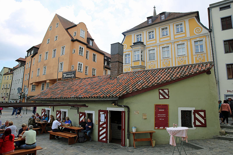 !Historyczna Kuchnia z Kiełbaskami (Historische Wurstkuchl) w Ratyzbonie