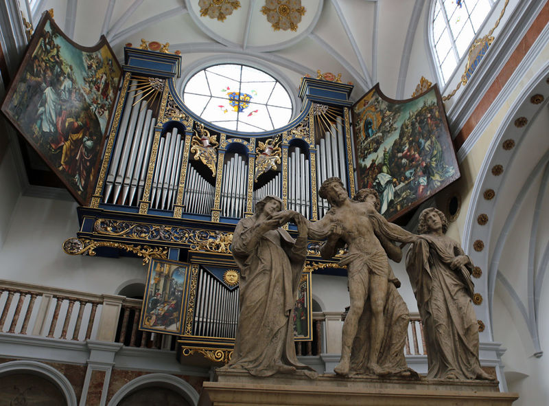 !Rzeźba przedstawiająca Jezusa Chrystusa (trzymanego przez anioła) otoczonego Maryją oraz apostołem Janem - Kościół św. Anny w Augsburgu