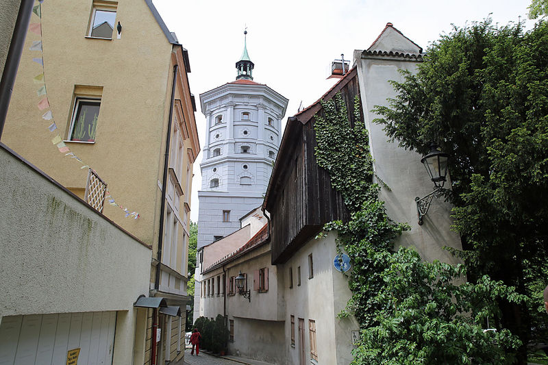 Augsburg - Am Backofenwall i widok na bramę miejską Wertachbrucker Tor
