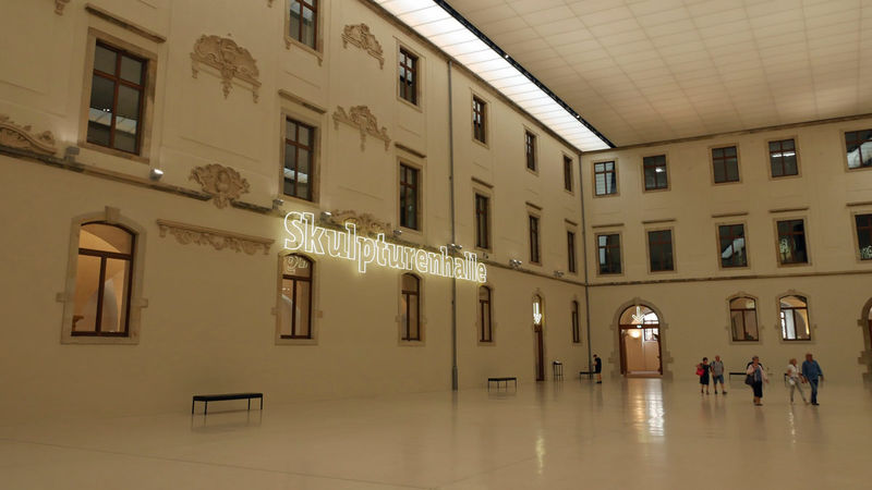 !Hall i wejście na wystawę rzeźb - Albertinum w Dreźnie