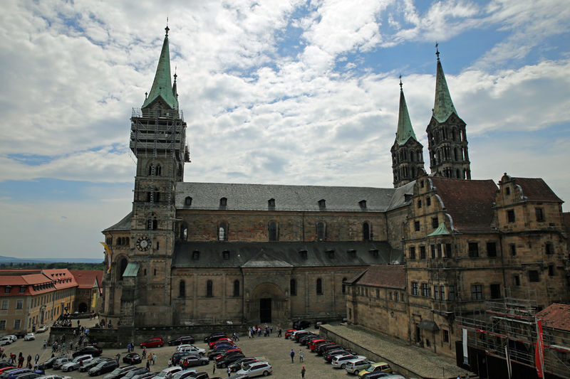 Widok na Plac Katedralny i Katedrę z okien Nowej Rezydencji w Bambergu