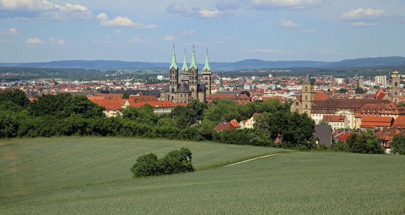 Widok na Bamberg z trasy prowadzącej polami w kierunku Zamku Altenburg