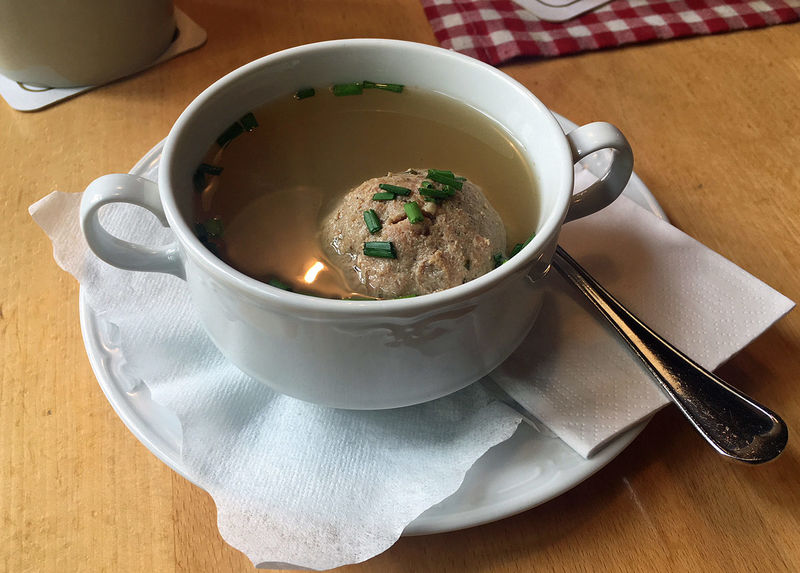 Leberknödelsuppe w restauracji Thorbräu Bräustüberl w Augsburgu