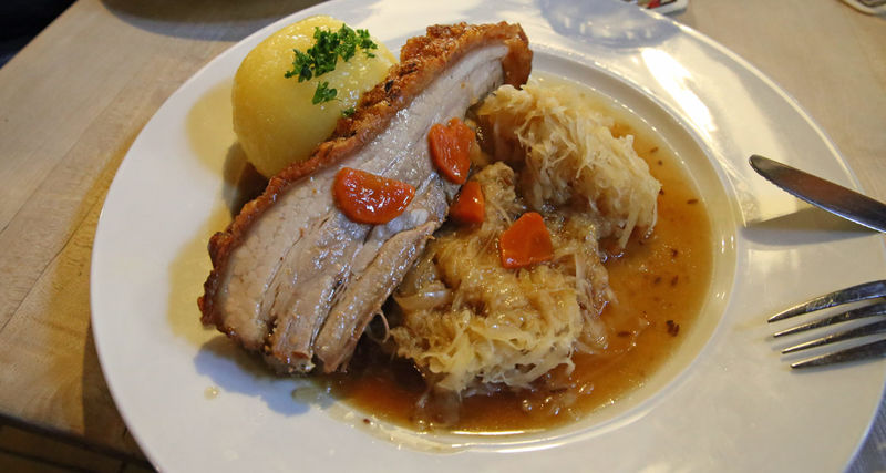 Krustenbraten w restauracji Kachelofen w Bambergu