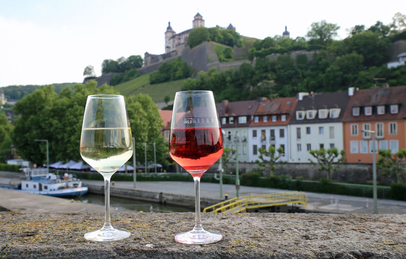 Wino 'pod chmurką' na Starym Moście w Würzburgu