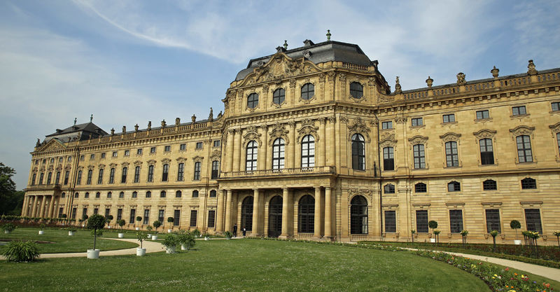 !Rezydencja w Würzburgu - widok od strony ogrodów