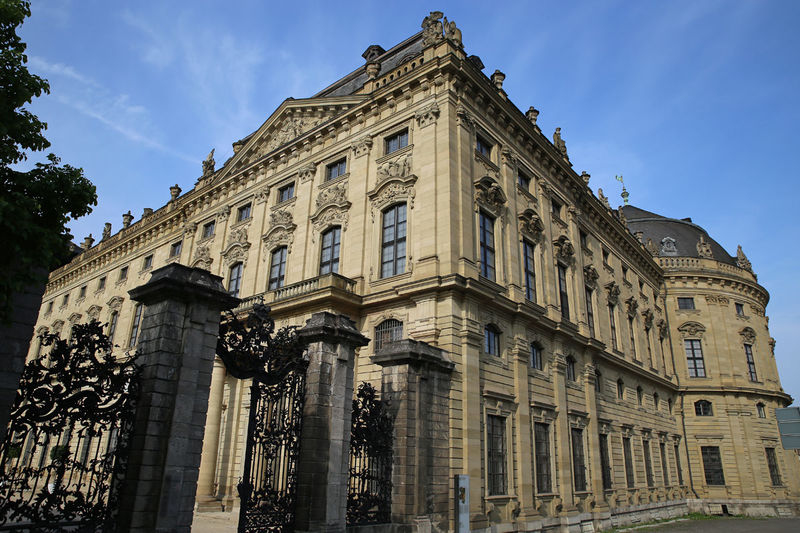 Widok na boczną część Rezydencji w Würzburgu