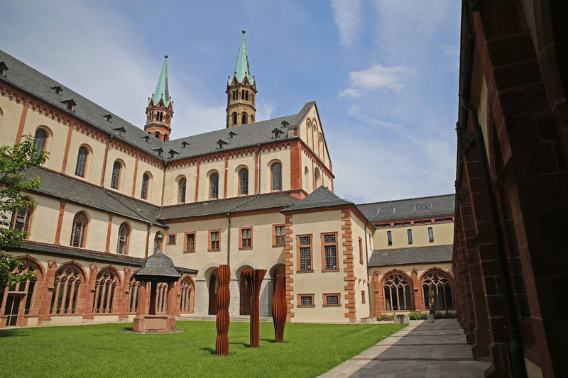 Przejście krużgankami Katedry w Würzburg