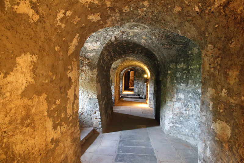 Przejście tunelami Twierdzy Marienberg w Würzburgu