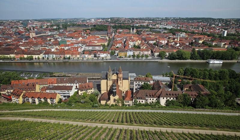 Würzburg - widok na miasto i winnice z ogrodów tarasowych Twierdzy Marienberg