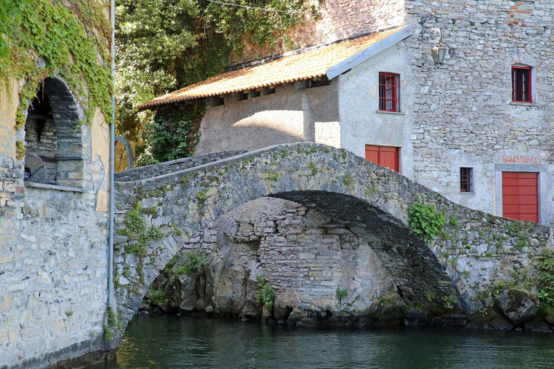 !Mostek w Nesso nad Jeziorem Como