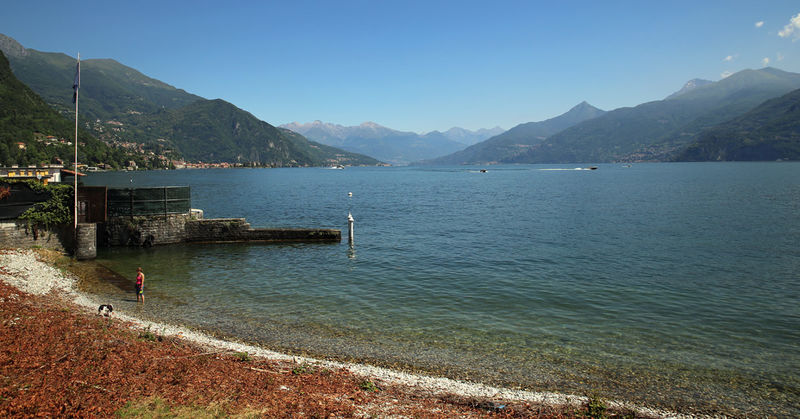 Fragment kamienistej plaży nad jeziorem Como w Griante