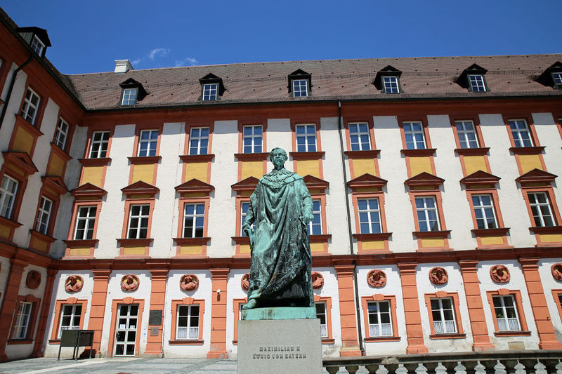Bayreuth - pomnik Maksymiliana II i budynek urzędu skarbowego (Finanzamt)