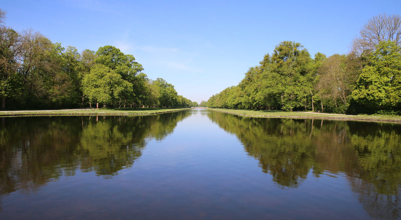 Widok na kanał w Parku Nymphenburg w Monachium