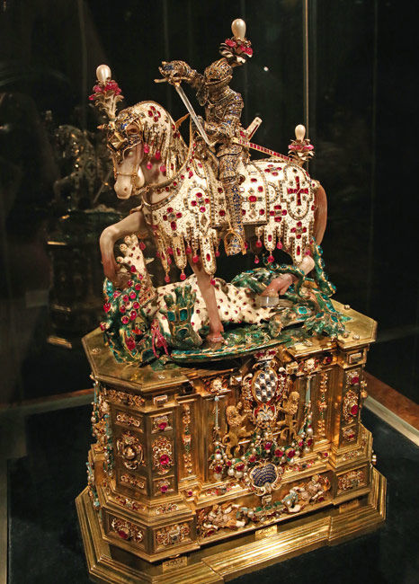 Relikwiarz w formie statuy przedstawiającej św. Jerzego walczącego ze smokiem - Skarbiec w Rezydenci w Monachium