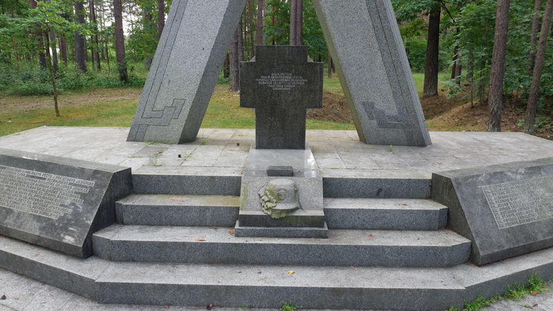 !Wilno, Ponary - pomnik ku czci zamordowanych partyzantów litewskich
