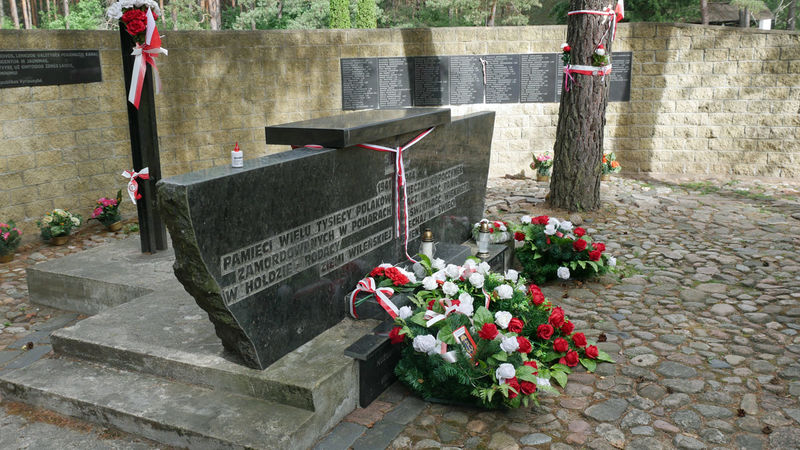 Pomnik ku czci pomordowanych Polaków w Ponarach