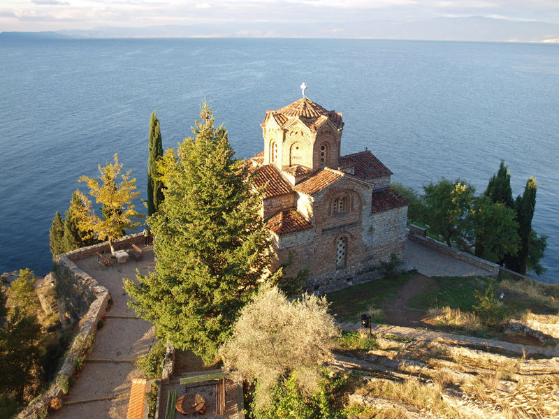 Cerkiew św. Jana Teologa w Kaneo (Ochryda) i widok na Jezioro Ochrydzkie)