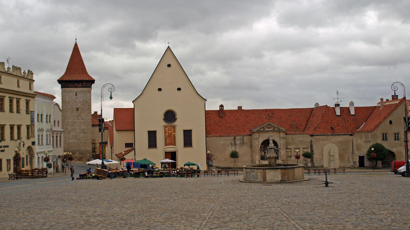 Znojmo - Masarykovo namesti, w tle Wieża Wilcza (Vlkova věž)