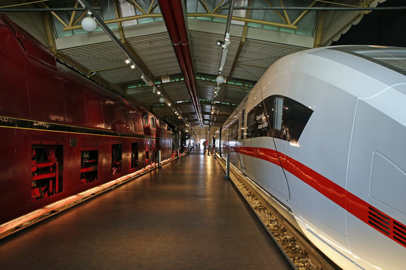 Hala w drugiej części Muzeum kolei w Norymberdze - przejście do 'obszaru otwartego'