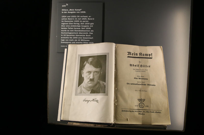 Centrum dokumentacji (Dokumentationszentrum) w Norymberdze - 'Mein Kampf Hitlera'