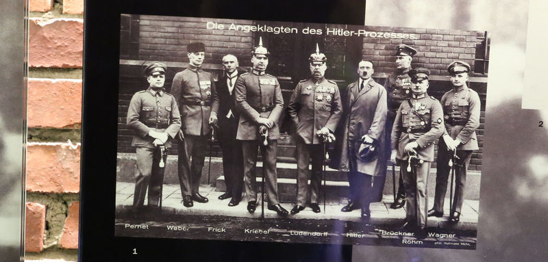 Jedno ze zdjęć z Hitlerem - Centrum dokumentacji w Norymberdze (Dokumentationszentrum)