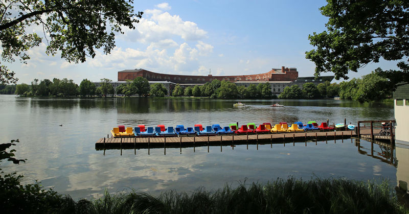 Jezioro Dutzendteich i w tle widok na Halę Kongresową - teren zjazdów NSDAP w Norymberdze