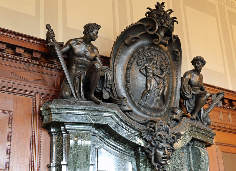 Detal nad drzwiami w sali sądowej numer 600 - Pałac Sprawiedliwości w Norymberdze