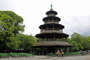 Chińska Wieża (Chinesischer Turm) w Parku Angielskim w Monachium