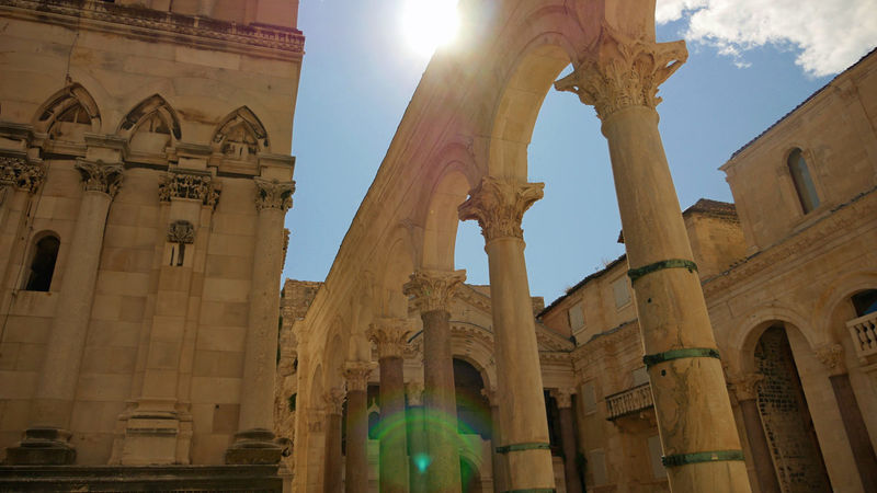 Katedra w Splicie oraz kolumny zdobiące perystyl