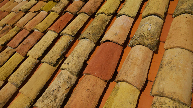 Dubrownik - stare dachówki ułożone na nowych dachach