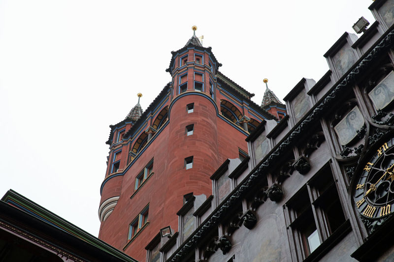 Widok na wieże z dziedzińca ratusza w Bazylei