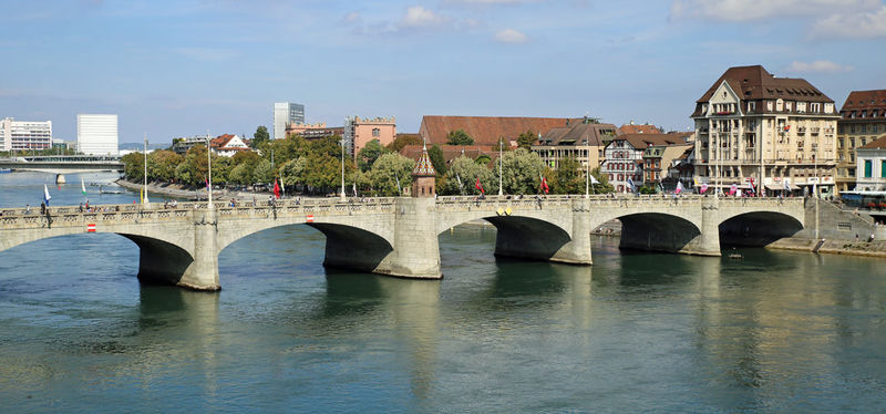 Widok na Środkowy Most w Bazylei z niewielkiego ogrodu uniwersyteckiego - Garten der Alten Universität