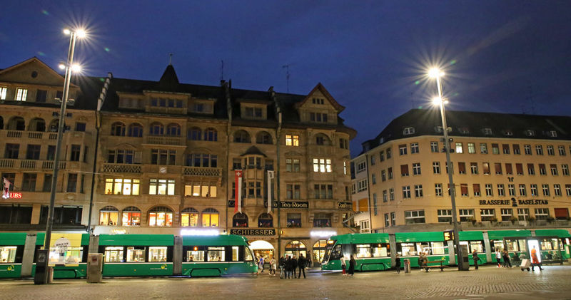 Marktplatz - Rynek w Bazylei wieczorem
