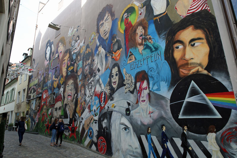 Mural z gwiazdami muzyki rockowej - street art w Bazylei