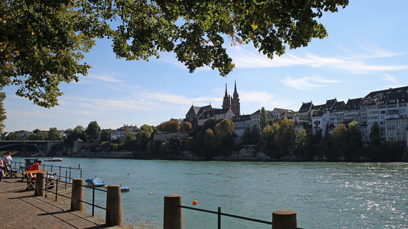 Spacer promenadą Oberer Rheinweg w Bazylei