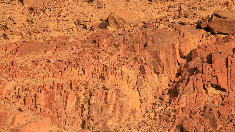 Widok na jedną ze ścian obok trasy na górę Timna - Park Timna, Izrael