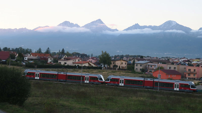 Widok na Tatry z dworca w Popradzie (Słowacja)