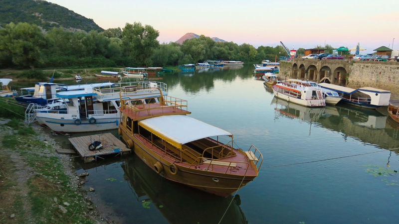 Łódki turystyczne na kanale w Virpazar (Czarnogóra, Jezioro Szkoderskie)