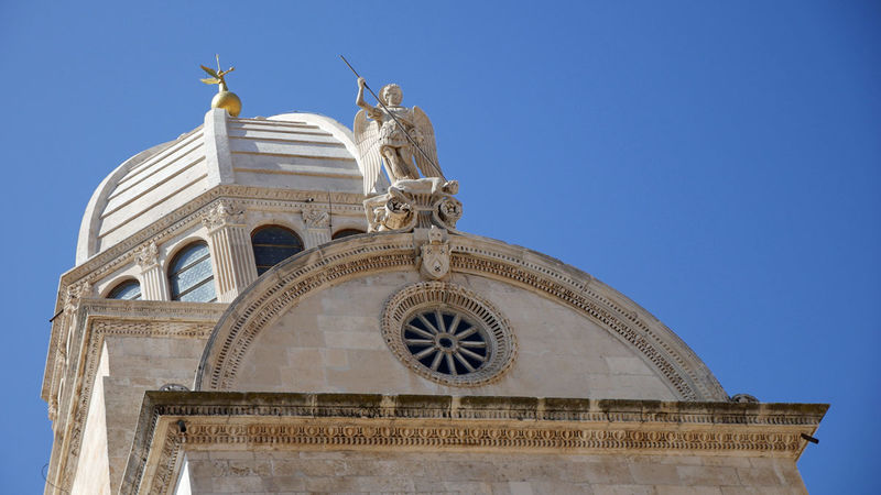 Katedra św. Jakuba w Szybeniku - widoczna rzeźba Michała Archanioła