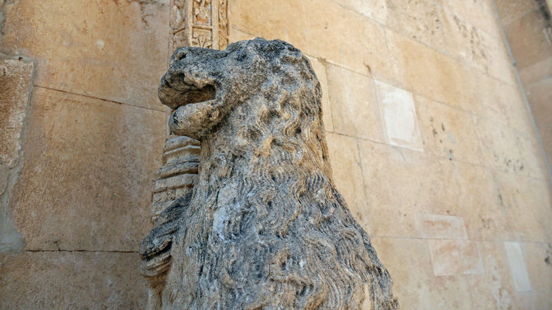 !Kamienny lew z bocznego portalu - Katedra w Szybeniku