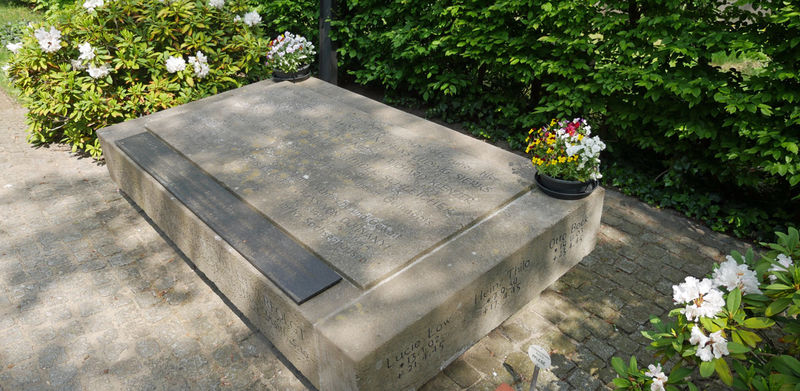 !Grób symboliczny Dietricha Bonhoeffera - Cmentarz Dorotheenstädtischer w Berlinie