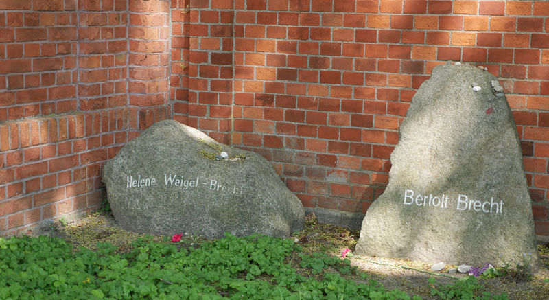 Grób Bertolt Brecht i Helene Weigel - Cmentarz Dorotheenstädtischer w Berlinie