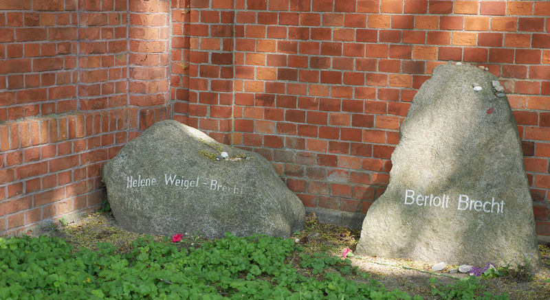 !Grób Bertolt Brecht i Helene Weigel - Cmentarz Dorotheenstädtischer w Berlinie