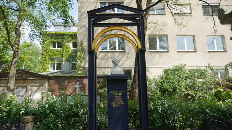 !Grób Friedricha Augusta Stüler'a - Cmentarz Dorotheenstädtischer w Berlinie