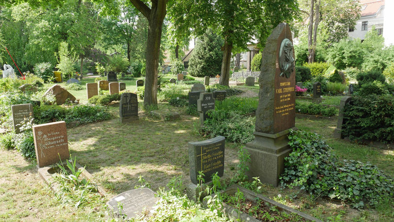 Grób Daniela Chodowieckiego (oznaczony czerwoną strzałką) - Cmentarz Französischer w Berlinie
