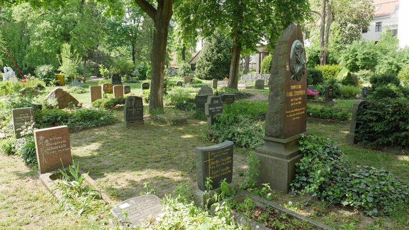 !Grób Daniela Chodowieckiego (oznaczony czerwoną strzałką) - Cmentarz Französischer w Berlinie