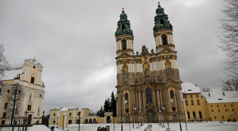 !Bazylika Wniebowzięcia NMP w Krzeszowie (z lewej Kościół św. Józefa)