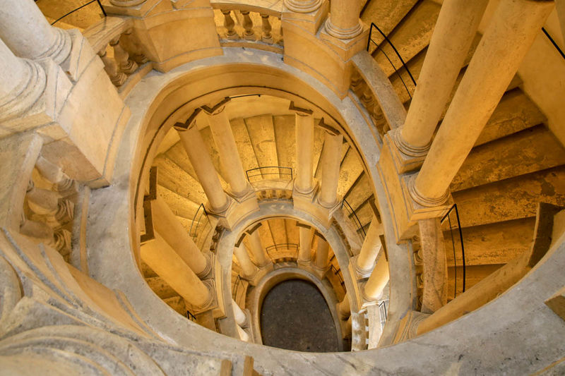 Jedne ze słynnych schodów w Pałacu Barberinich w Rzymie