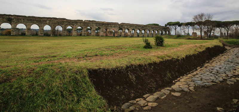 Park Akweduktów w Rzymie - widok na Via Latina i Akwedukt Klaudiusza (Aqua Claudia)